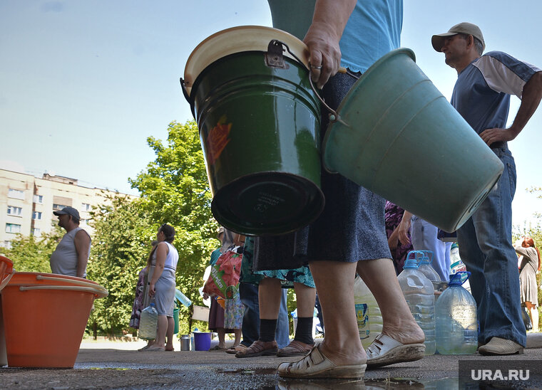    Жителям окрестных деревень в Добрянском округе не хватает воды, которую подвозят машины