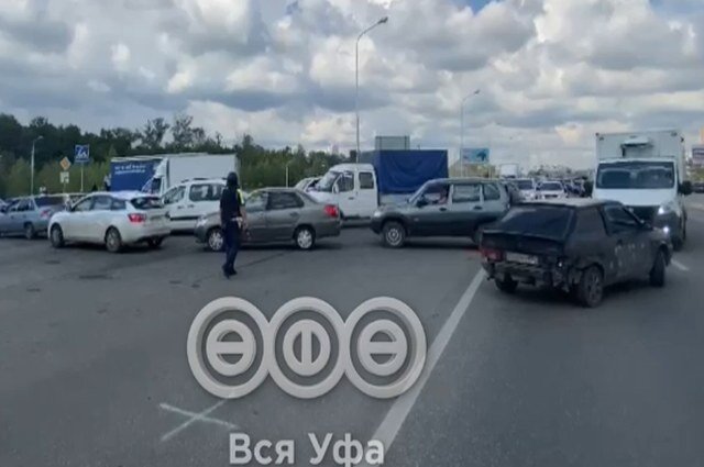    Пробка на Нагаевском шоссе. Фото: "Вся Уфа"