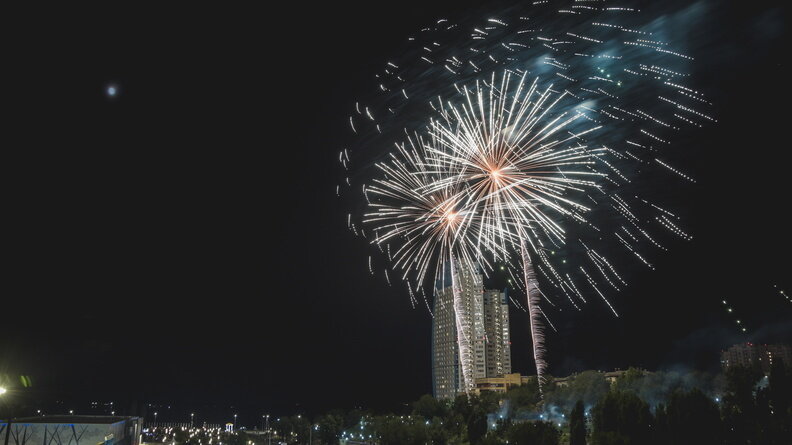     В Ростове-на-Дону неизвестные запустили салют и разбудили местных жителей, сообщили горожане в соцсетях.