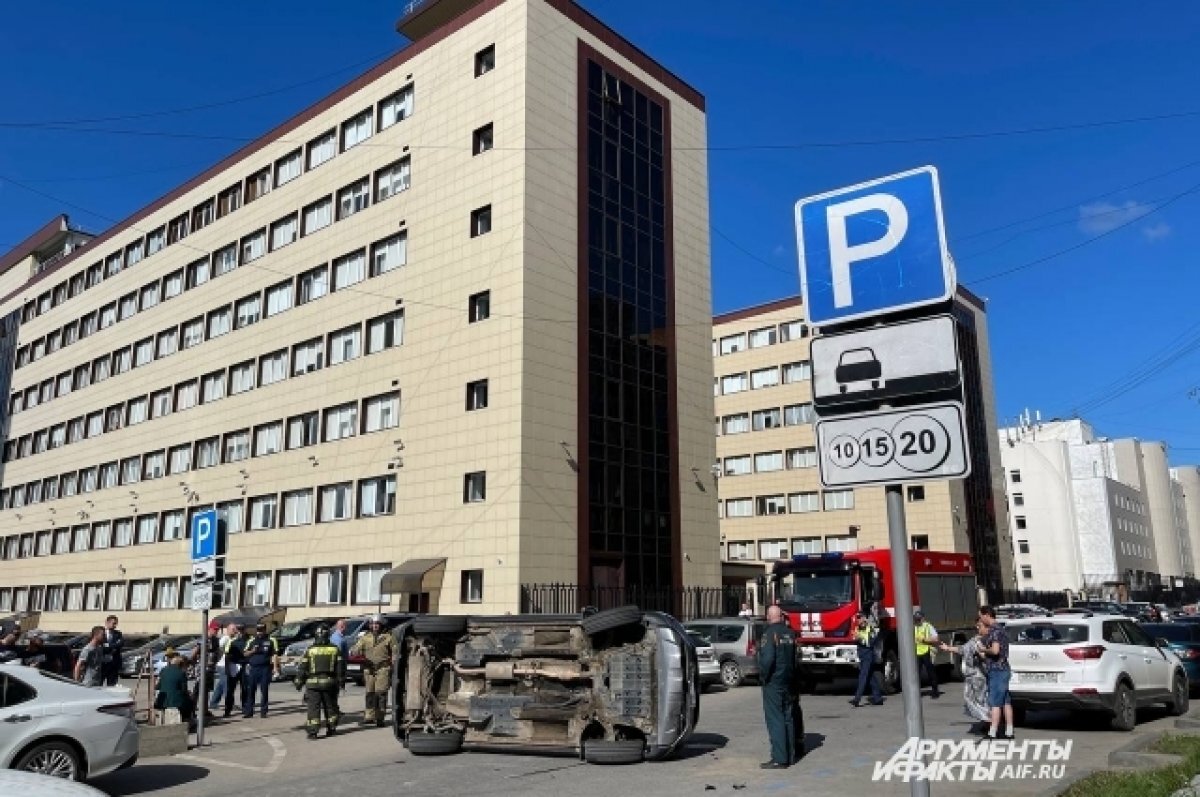    Сотрудники МЧС вернули автомобиль в исходное положение. Для этого им пришлось вызвать водителя припаркованной неподалёку машины.