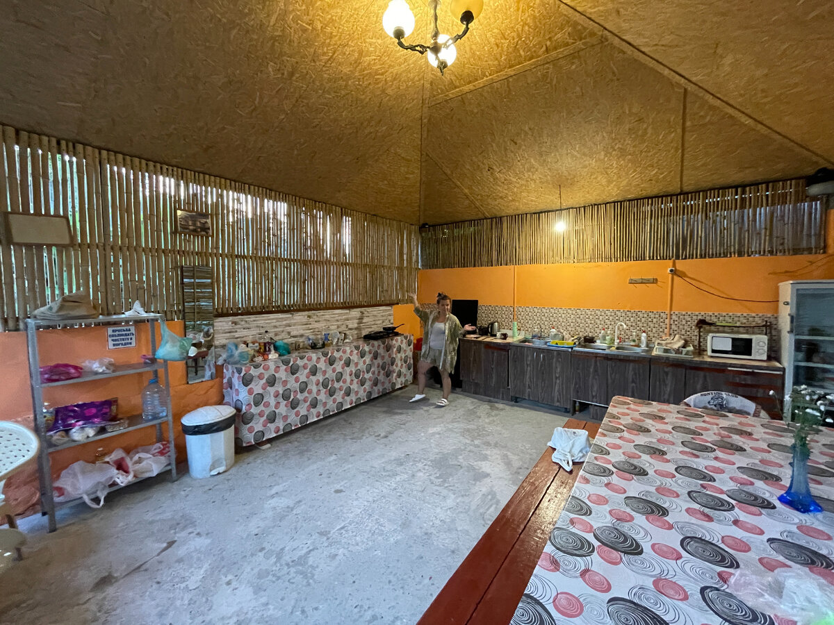 Это я на общей кухне в гостевом доме, где мы отдыхали! Супер удобная кухня со всем необходимым!