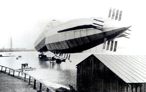«Первый блин» жёсткого дирижаблестроения Британии His Majesty's Airship R.1 Mayfly переломился надвое, так толком и не полетав. Интересно, что будучи построенным в 1911 г., он стал первым в мире дирижаблем из дюралюминия — на «Цеппелинах» эпохальное изобретение немецких материаловедов внедрили только три года спустя