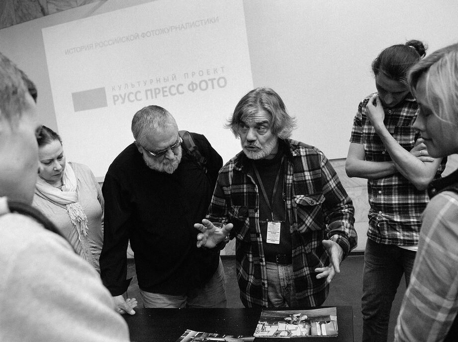 Мастер ИПЛФ, фотожурналист Владимир Вяткин ведет занятие по составлению темы. Фото: Василий Прудников | РУСС ПРЕСС ФОТО