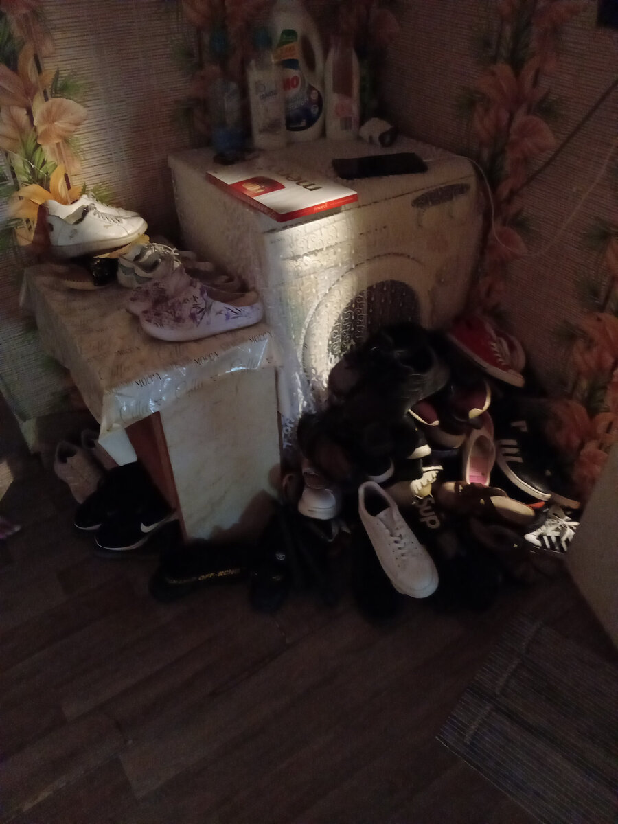 Пришли родственники на прощание с дественностью невесты