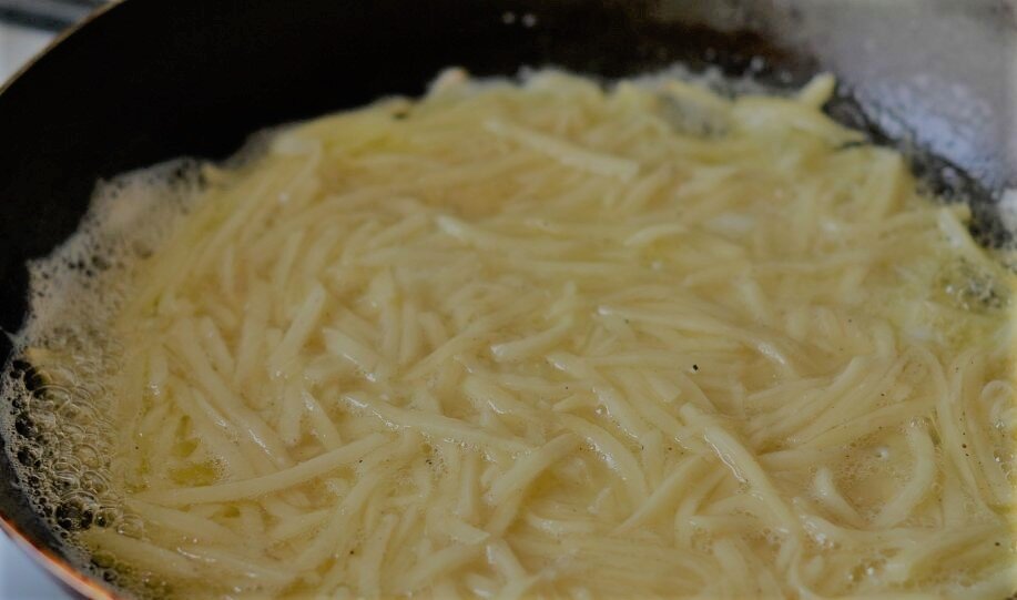 Хрустящий картофельный омлет: простой рецепт быстрого и вкусного завтрака