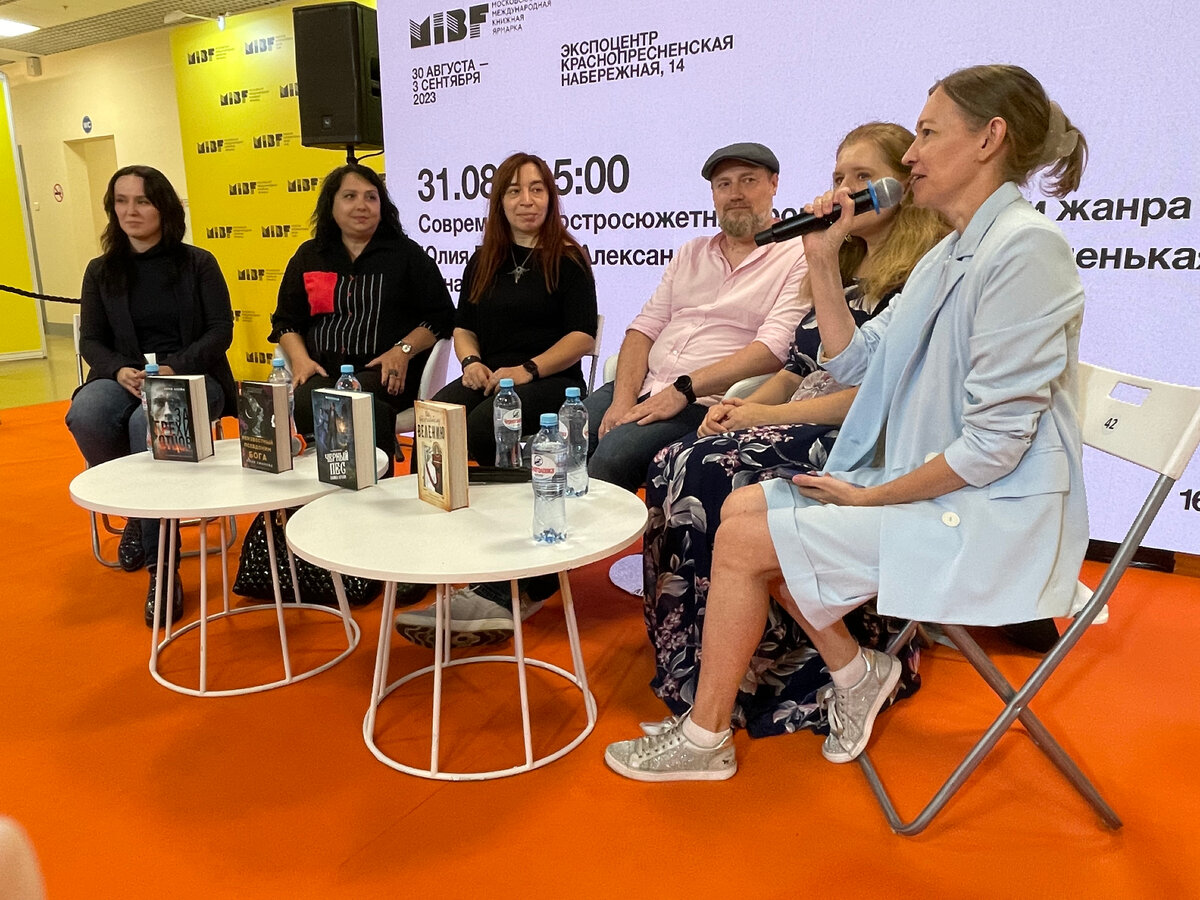 (слева направо) Анна Блейк, Юлия Ефимова, Яна Черненькая, Александр Пензенский