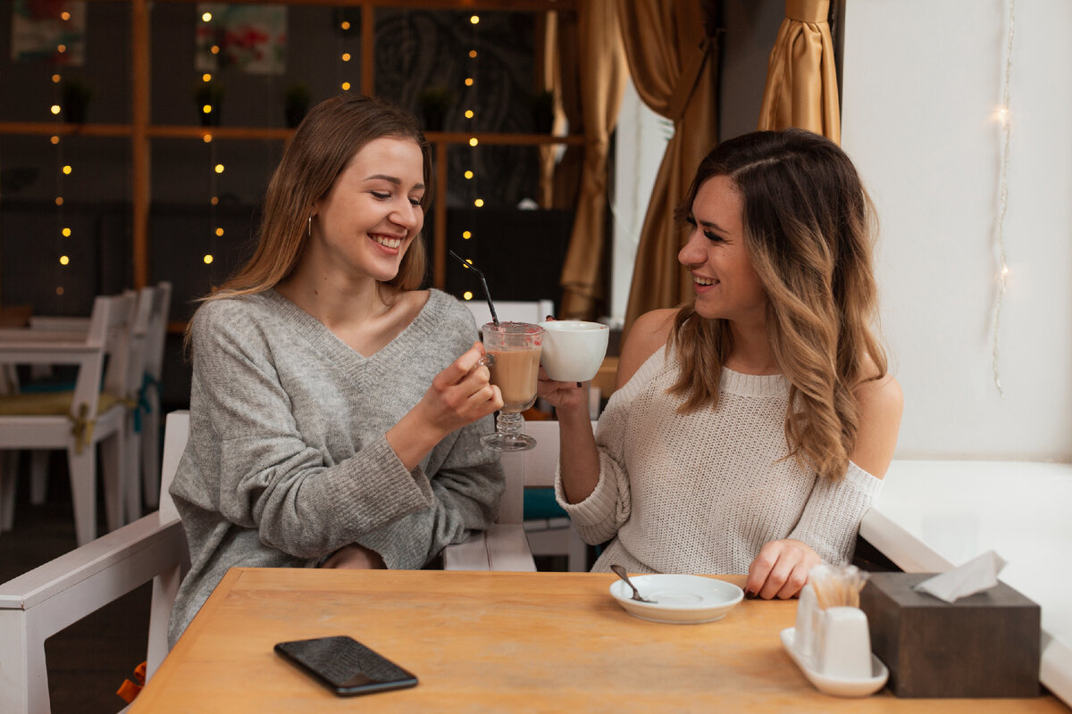 Изображение от <a href="https://ru.freepik.com/free-photo/smiley-girlfriends-having-coffee_6444937.htm#query=%D0%B4%D0%B2%D0%B5%20%D0%BF%D0%BE%D0%B4%D1%80%D1%83%D0%B3%D0%B8%20%D0%B2%20%D0%BA%D0%B0%D1%84%D0%B5&position=0&from_view=search&track=ais">Freepik</a>