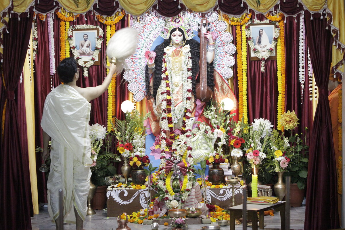 Индуистскую богиню Сарасвати почитают как Мать Вед, а также образования, музыки, ремесла, мудрости, искусства и в целом Знаний и разума.-3-3