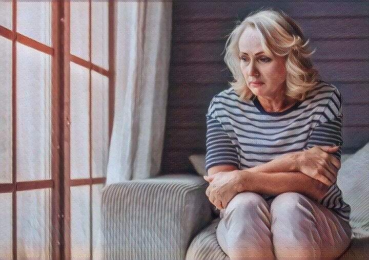 Женщина переживает