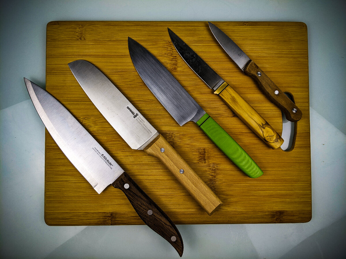 Большинство людей относятся к ножам как к чему то обыденному и не зацикливаются на различных нюансах и тонкостях, таких как состав стали, из которой изготовлен нож, или способ монтажа клинка в...-2