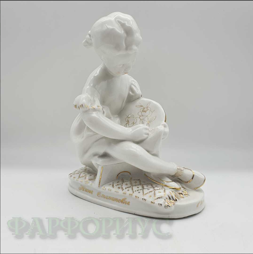 https://farforius.ru/porcelain-figurines/statuetka-unaja-vyshivalshica-pesochnoe