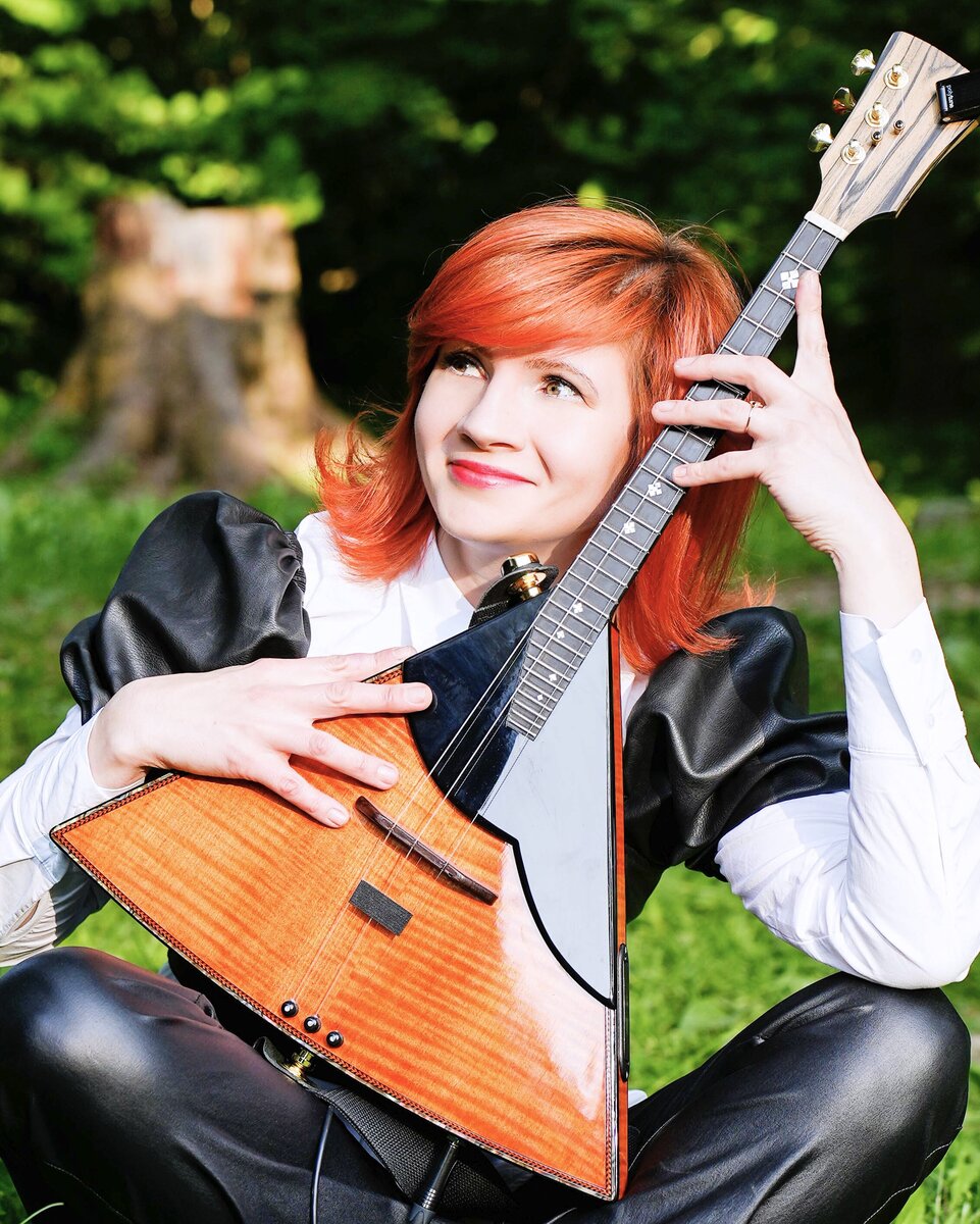 Балалайка женщина. Леди балалайка. Lady Balalaika ( Elena Vorfolomeeva ). Балалайка на сцене.