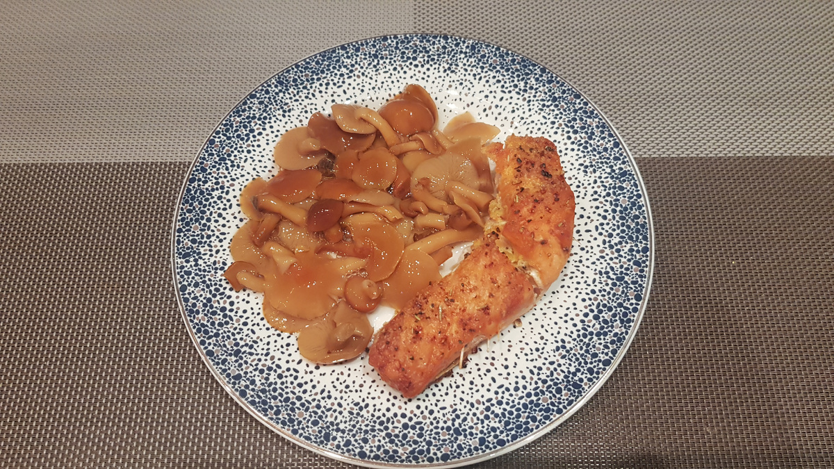 Запеченная форель и маринованные опята