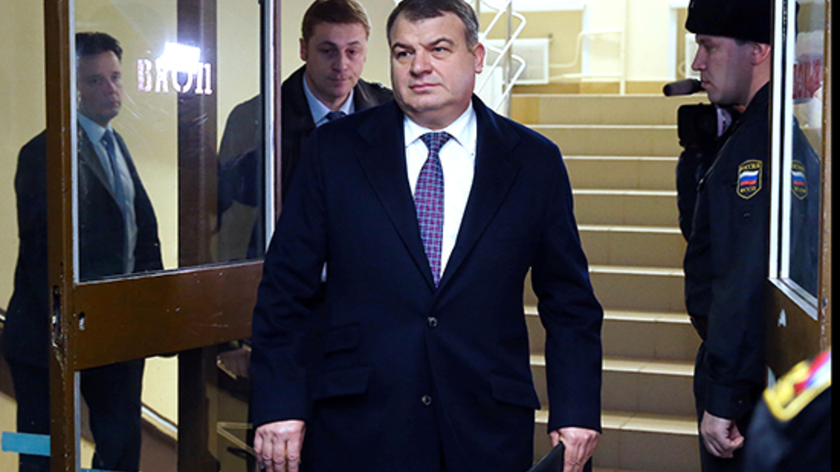 Бывший министр обороны Анатолий Сердюков (в центре) в Пресненском суде. Фото: ТАСС 