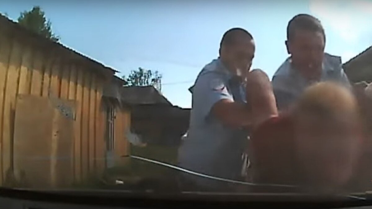     Только после погони со стрельбой сотрудникам полицейского дорожного патруля удалось задержать пьяного лихача на автомобиле Hyundai Solaris в деревне Чумали Алнашского района. Несмотря на то, что по колесам машины нарушителя открыли огонь, водителю удалось прорваться на улицы населенного пункта.