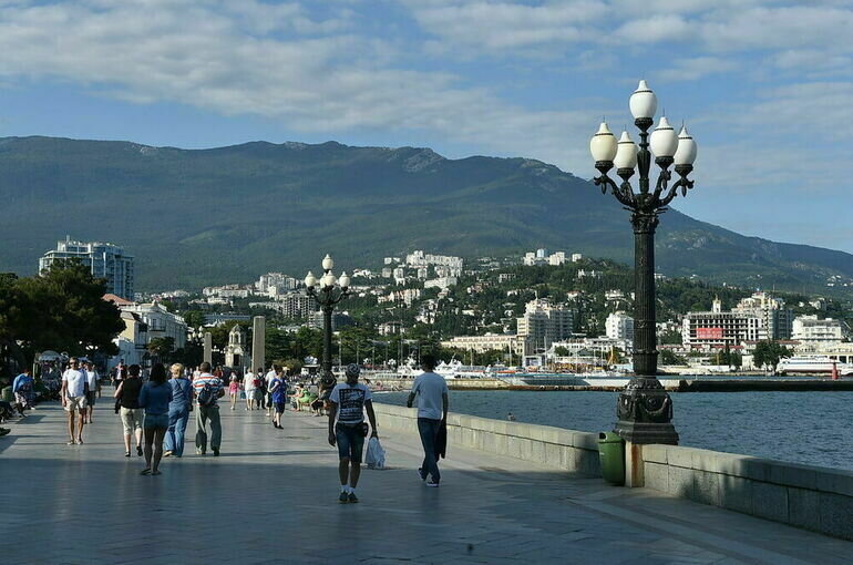 Люди отдыхают в Ялте на набережной