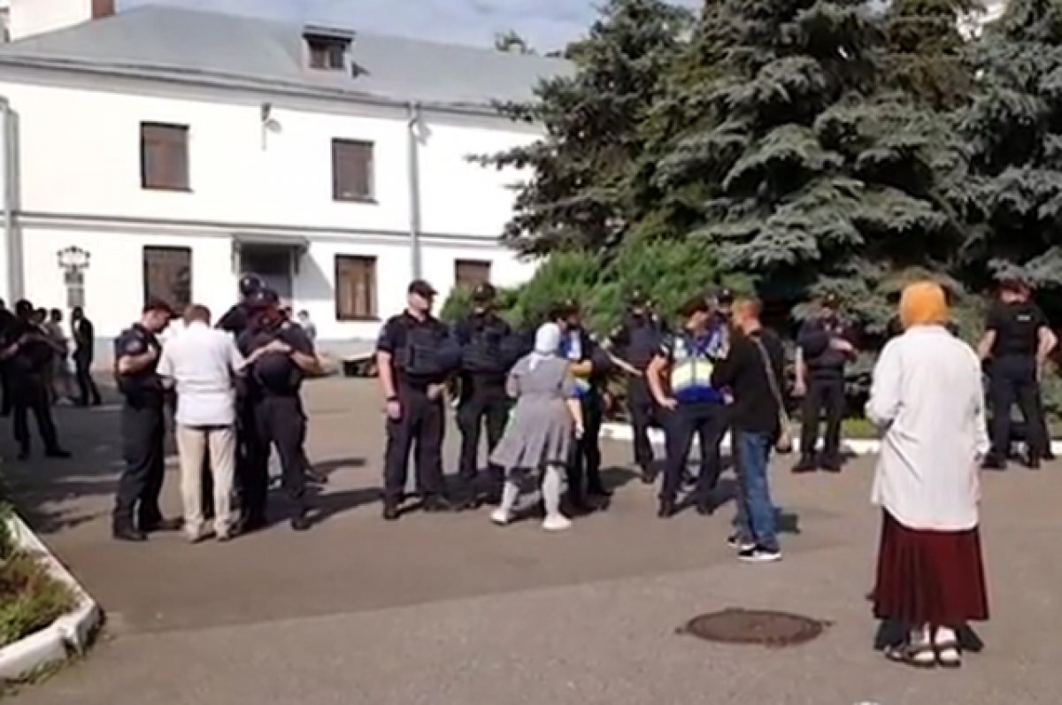    Киево-Печерская лавра. Комиссия Минкультуры Украины меняет замки и опечатывает корпуса.