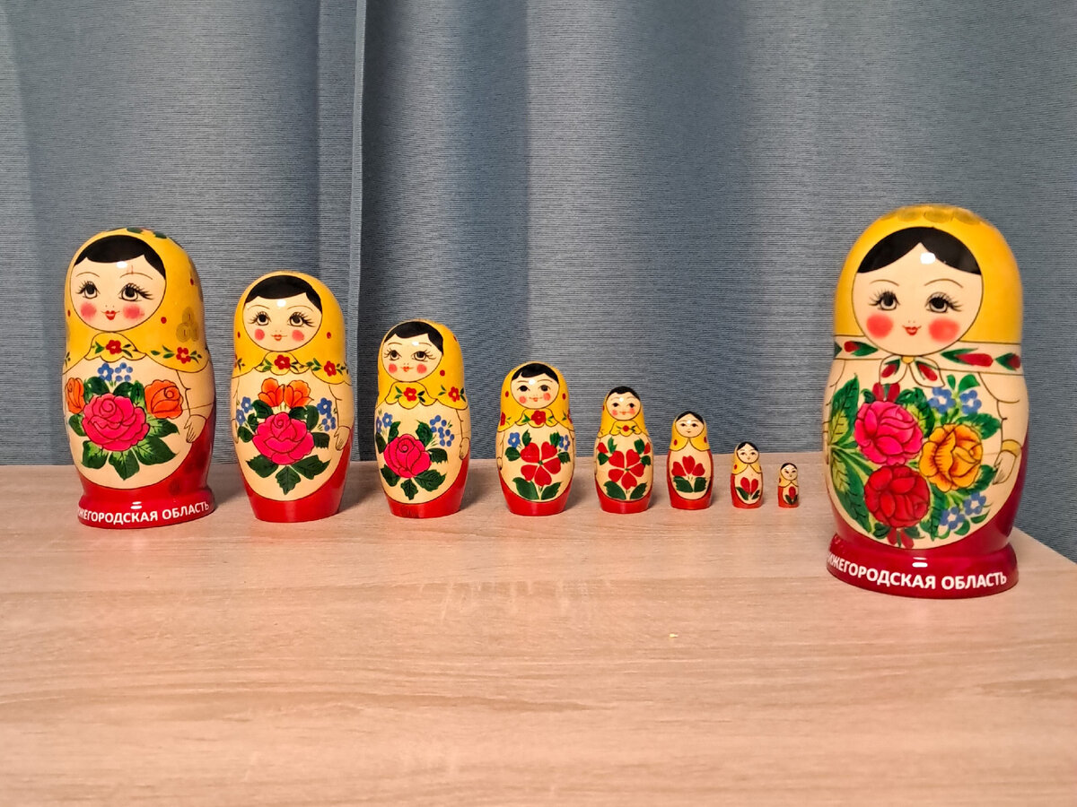Только сейчас заметила, что матрёшки разные)) Разобрала для фото свою, а рядом стоит ту, что продала