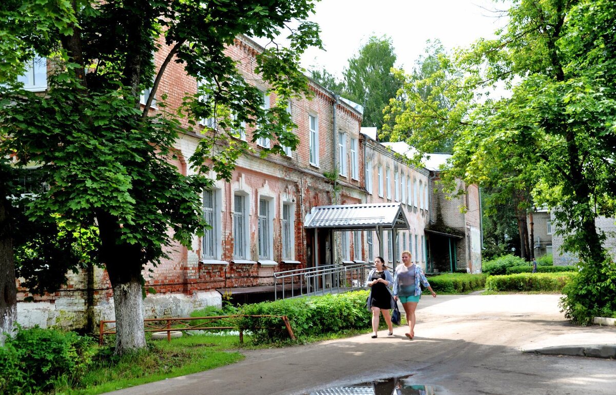 Вход в поликлинику. Фото В. Гребнева