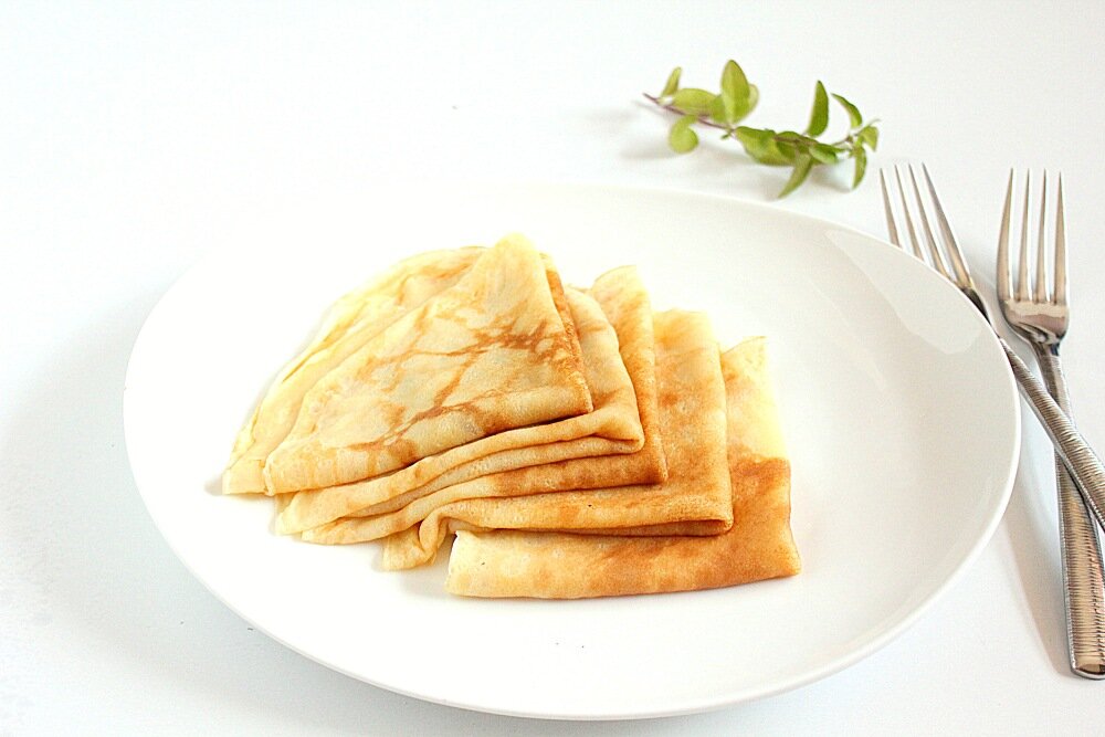 Блины на кефире без соды получаются эластичными и нежными. Их можно подавать со сметаной или вареньем, либо завернуть в них любую начинку. Я часто делаю с перемолотым мясом, грибами или яблоками.

Готовятся эти блины легко и удобно, не пригорают, переворачиваются без проблем и хорошо пропекаются.