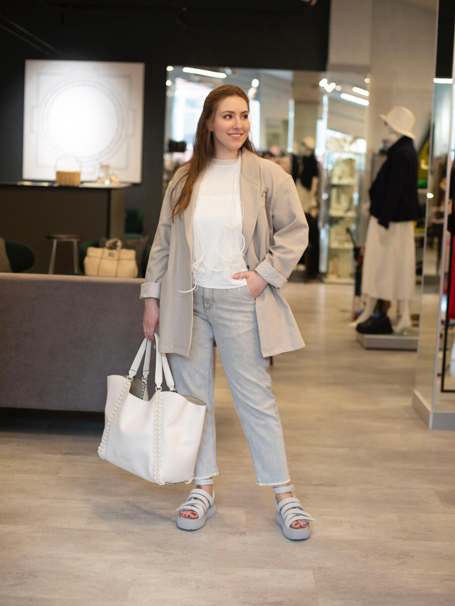 Основа этого образа жакет SARAH PACHINI, брюки и футболка от PANICALE. Добавим к ним удобные сандалии, сумку ERMANNO SCERVINO,  лёгкое и нежное украшение из перьев в тон футболке от CHEREPAHA и получится модный, продуманный образ.