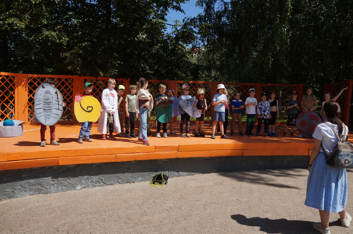 Взгляд Монтессори на самосозидание основан на этапах развития. Она была убеждена, что образование и семейная жизнь должны соответствовать и поддерживать каждый этап развития в его собственном особом стиле, наилучшим образом используя интересы момента. 
Развивающий подход к искусству учитывает не только технику и художественные средства, но и восприятие красоты и способность видеть. 