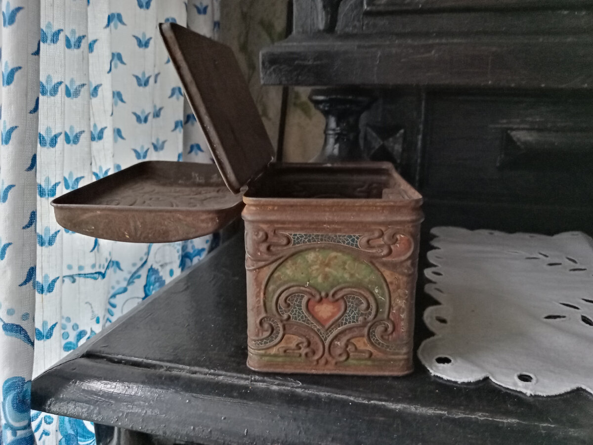 Баночка с двойной крышечкой.