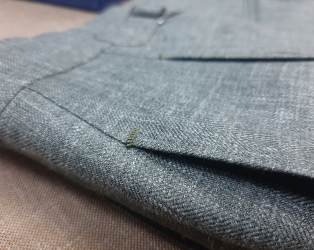 Легкие летние брюки из шерсти с шелком и льном в елочку от Caccioppoli в ателье Bourbaki. Брюки снабжены широким поясом, удлиненным переходником со скрытой застежкой, боковыми регуляторами объема и двойными защипами.