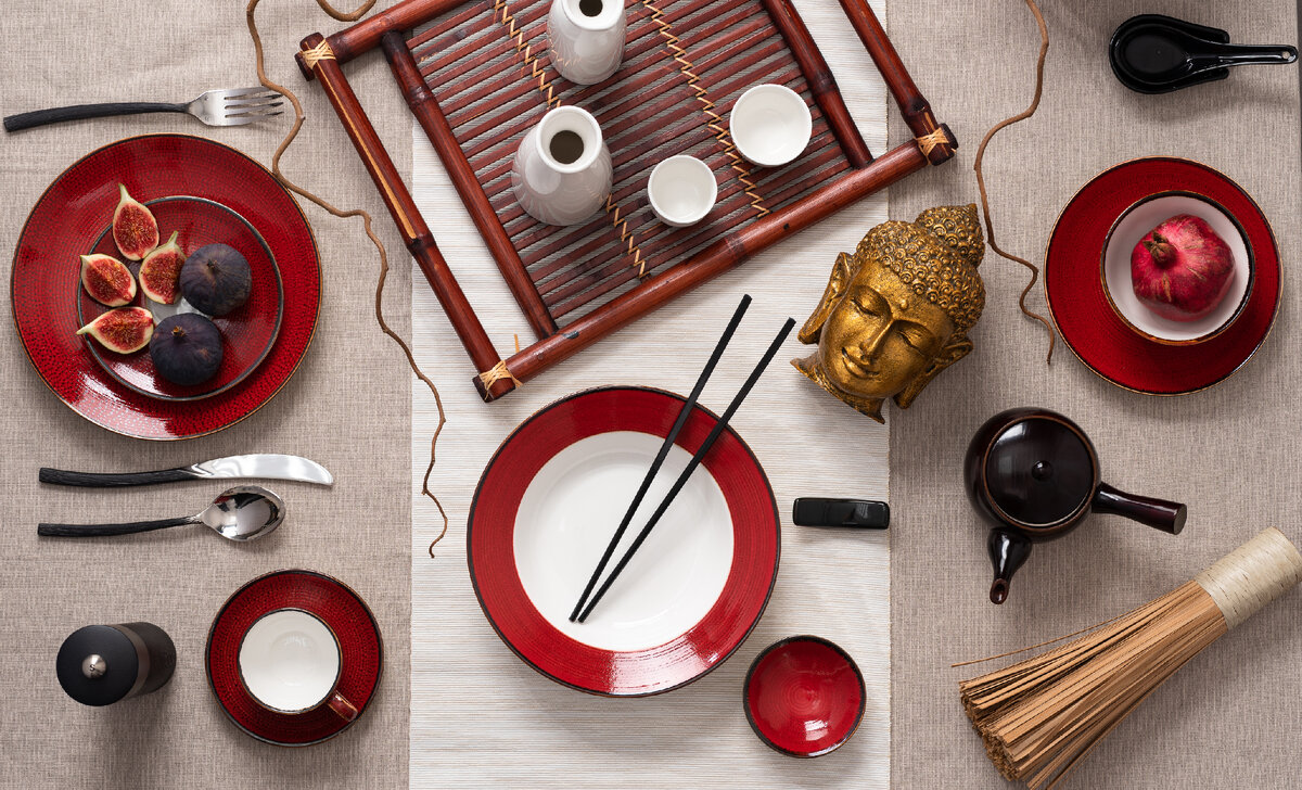 сервировка стола цветной фарфоровой посудой в китайском стиле