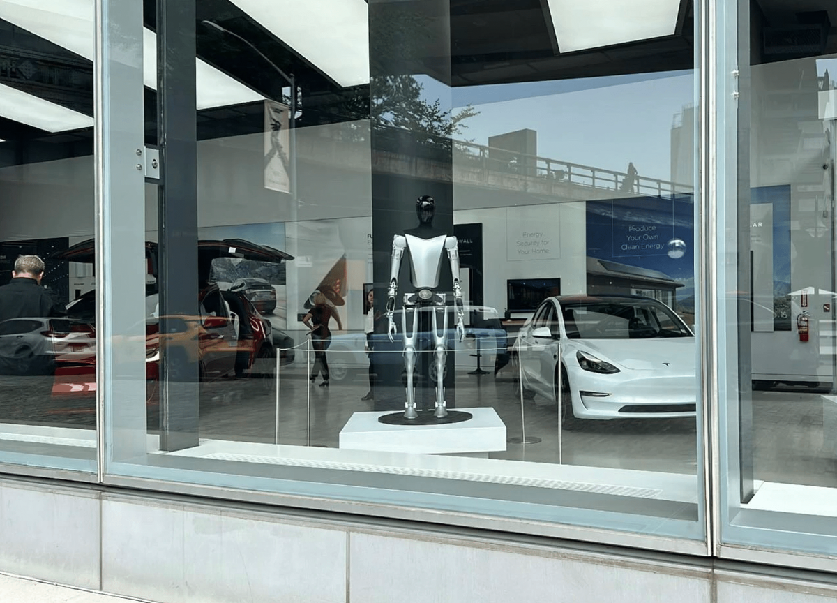    Робот Tesla Optimus в Нью-Йорке / © Tesla