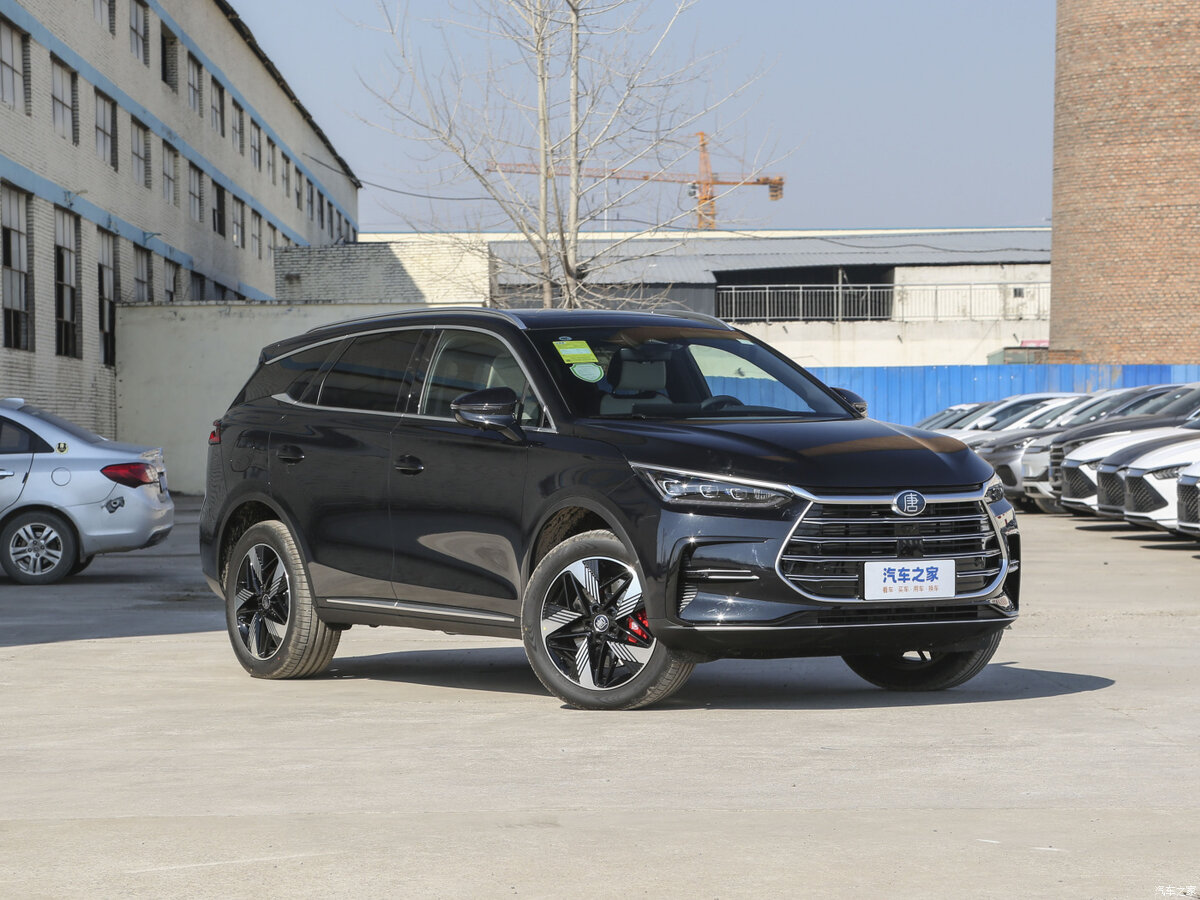 Источник питания автомобиля имеет впечатляющую емкость в 45.8 киловатт-час и быструю скорость зарядки всего за 0.5 часов. 