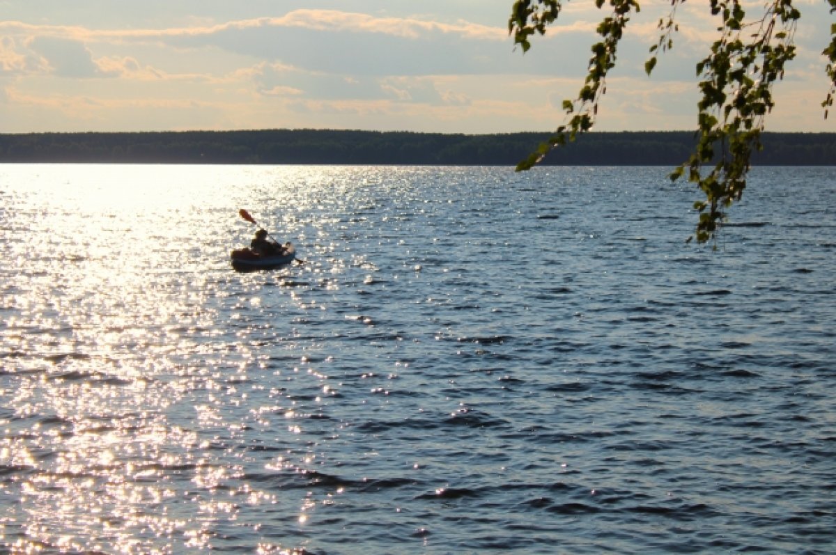    На Камчатке поискам пассажира утонувшей машины мешают мусор и грязная вода