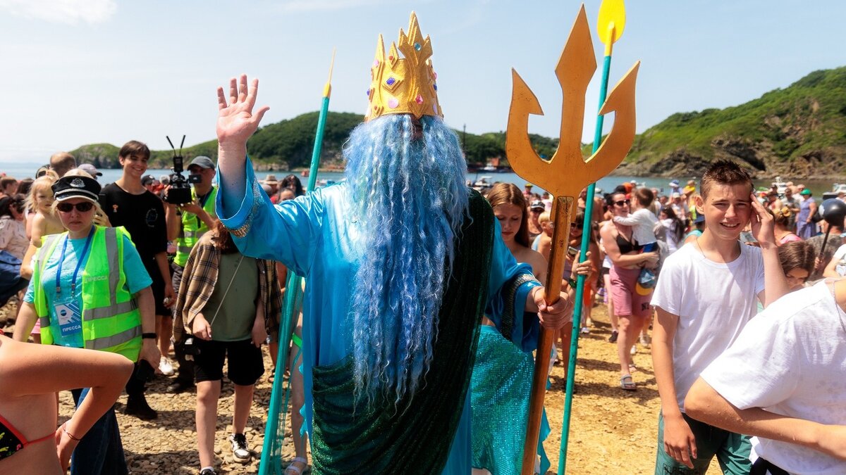     Весело, шумно, радостно было в День рыбака на берегу бухты Подъяпольского в Шкотовском районе Приморского края. Здесь прошёл фестиваль «Открытое море» (12+), подаривший незабываемые воспоминания всем участникам, а их собралось более 4000 человек.