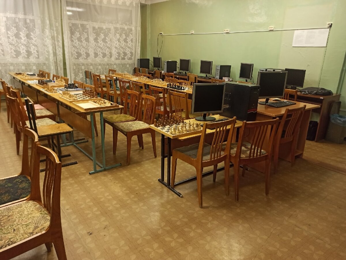 Шахматный клуб "Белая ладья", занятия в котором ведет Юрий Иванович