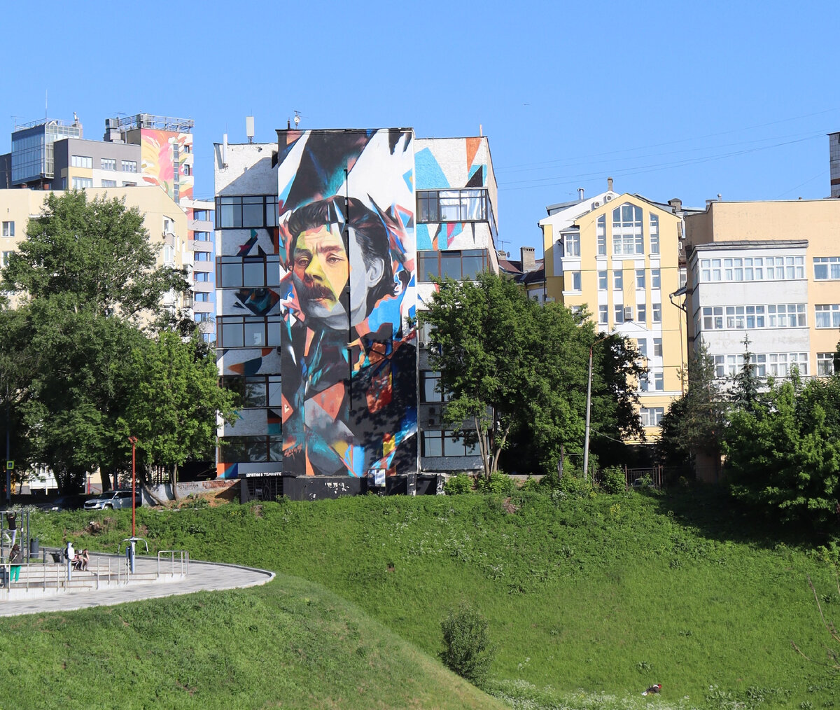 Граффити украсило здание № 1А по улице Суетинской. 