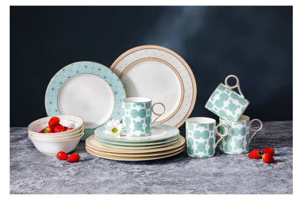 Сервиз «Максим» покрыт глазурью, которая закрепляет рисунок. Благодаря этому, его можно мыть в посудомоечной машине