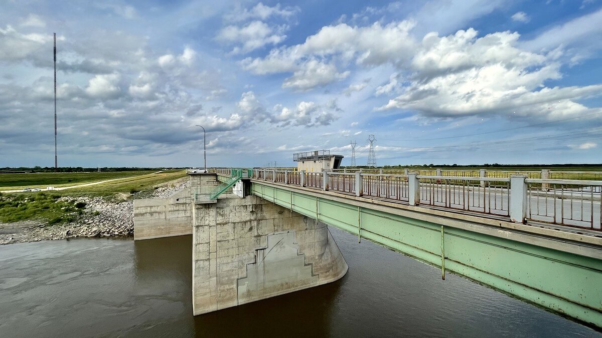 Вид на шлюзы, контролирующие уровень воды. Фото автора.