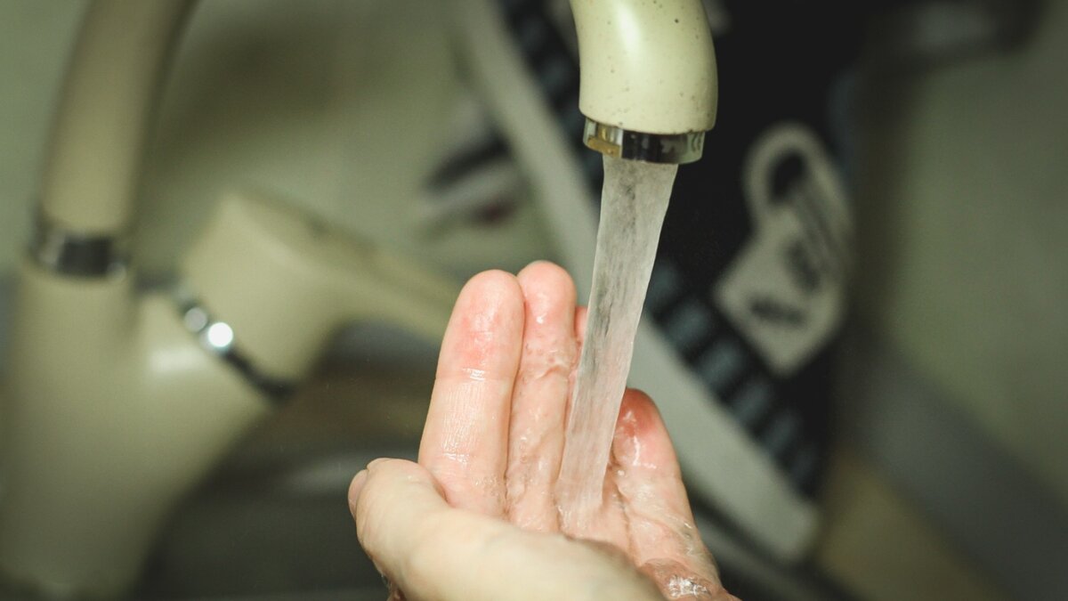     В соцсетях начали появляться жалобы на качество горячей воды, а также сообщения о ее отключениях в разных районах города.
