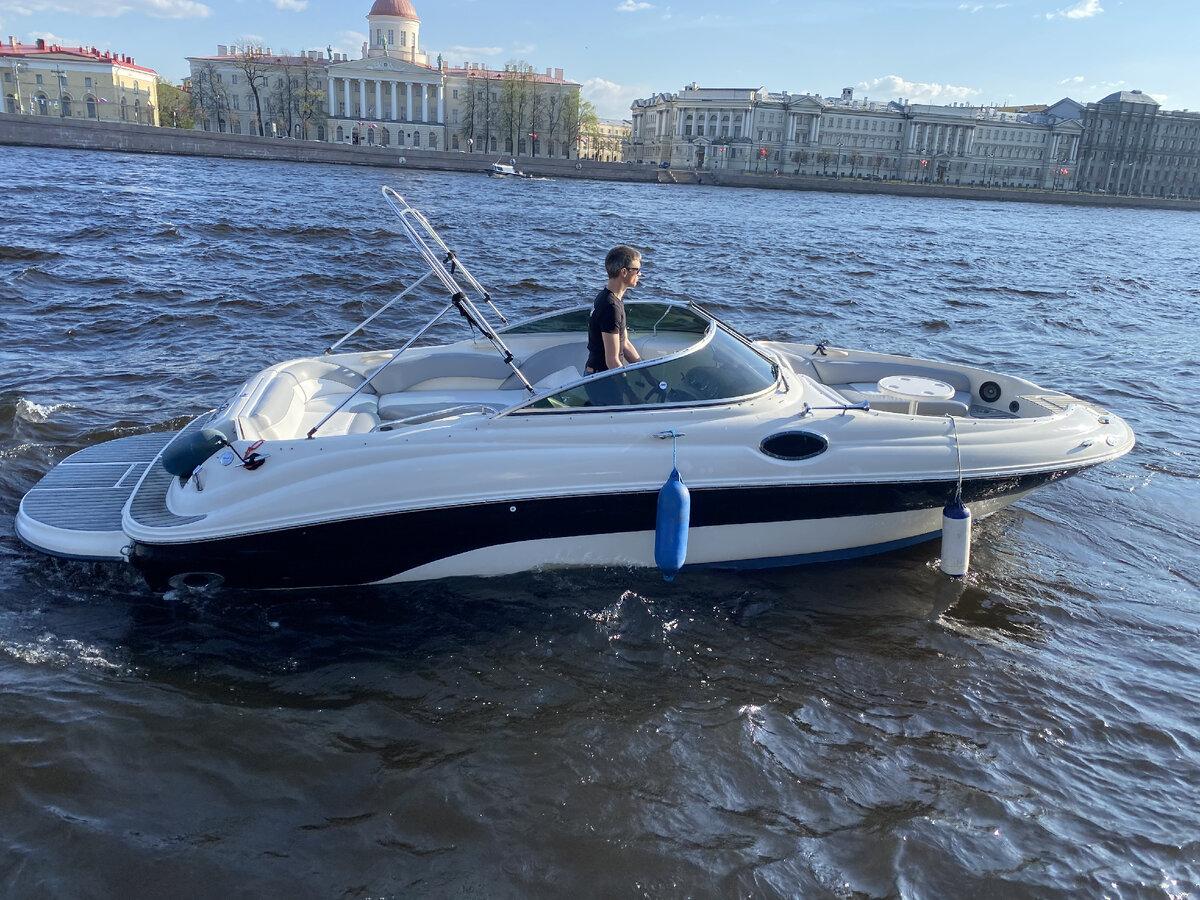 Катер Sea Ray 240. Компактный и быстрый. Вмещает до 11 человек, но мы рекомендуем взять максимум компанию на 8 людей. От 8 000 р./час