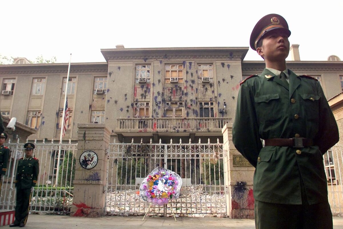 Посольство США в Китае под охраной  в мае 1999 -го года.   фото: картинки  яндекса.