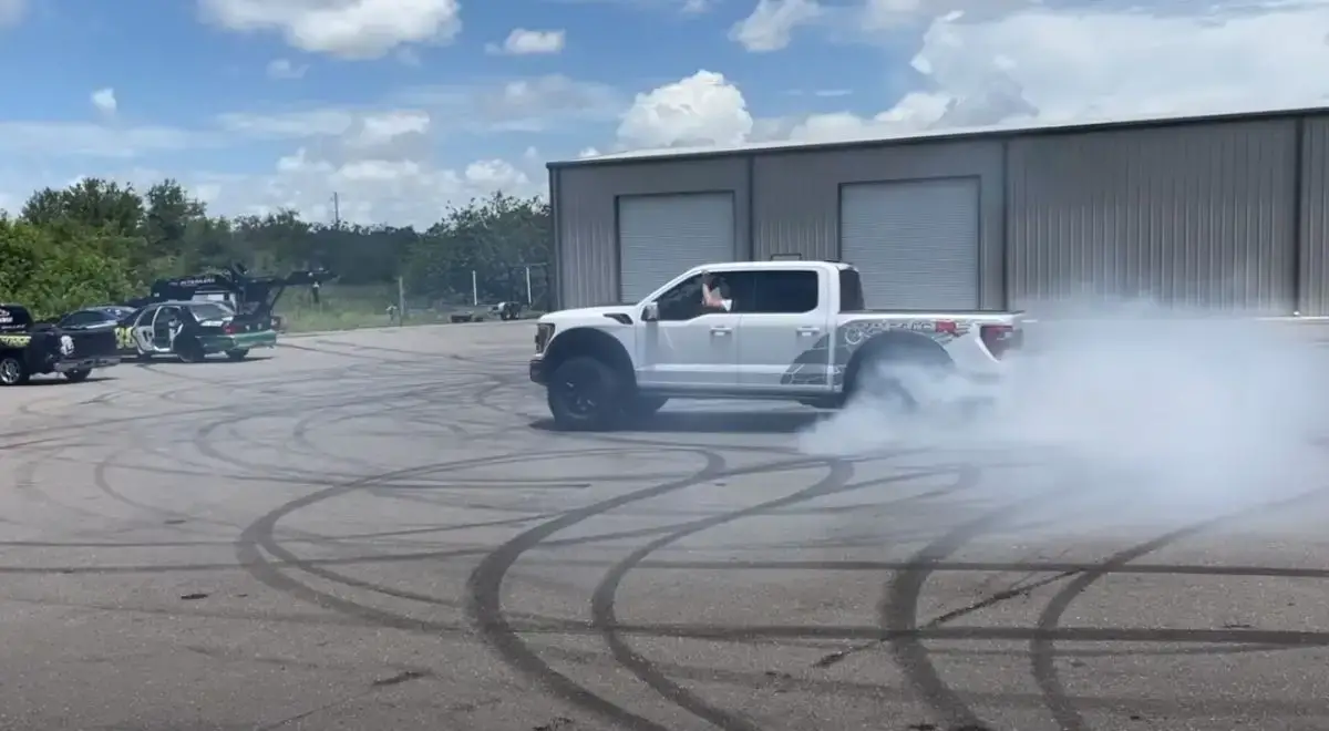 Можно ли дрифтовать на Ford F-150 Raptor R? Да, но с одной маленькой  хитростью... | AutoBazar.US - Авто из США, тюнинг пикапов и внедорожников |  Дзен