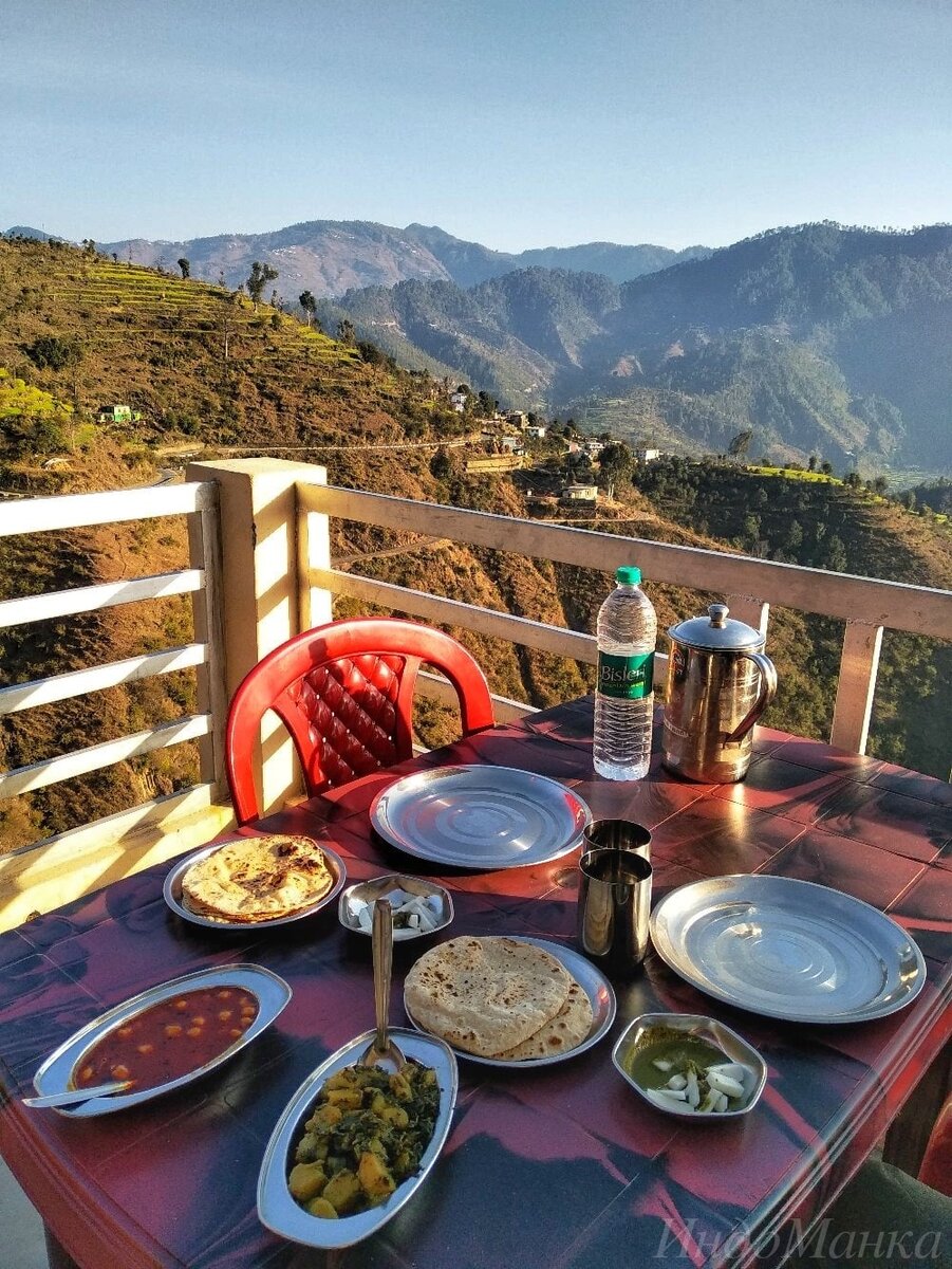 Обед в придорожном кафе Уттаракханда. Фото автора.