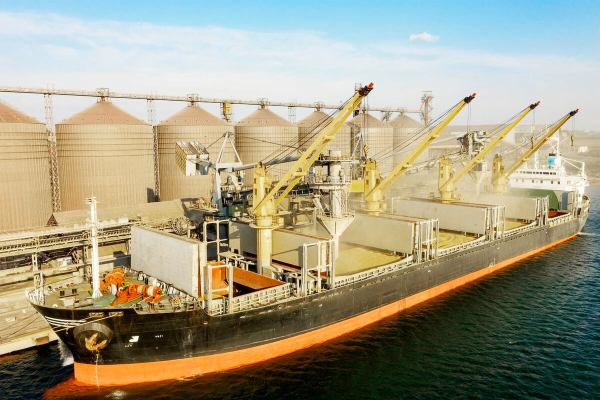  У терминала стоит специальный корабль.  фото: картинки  яндекса.