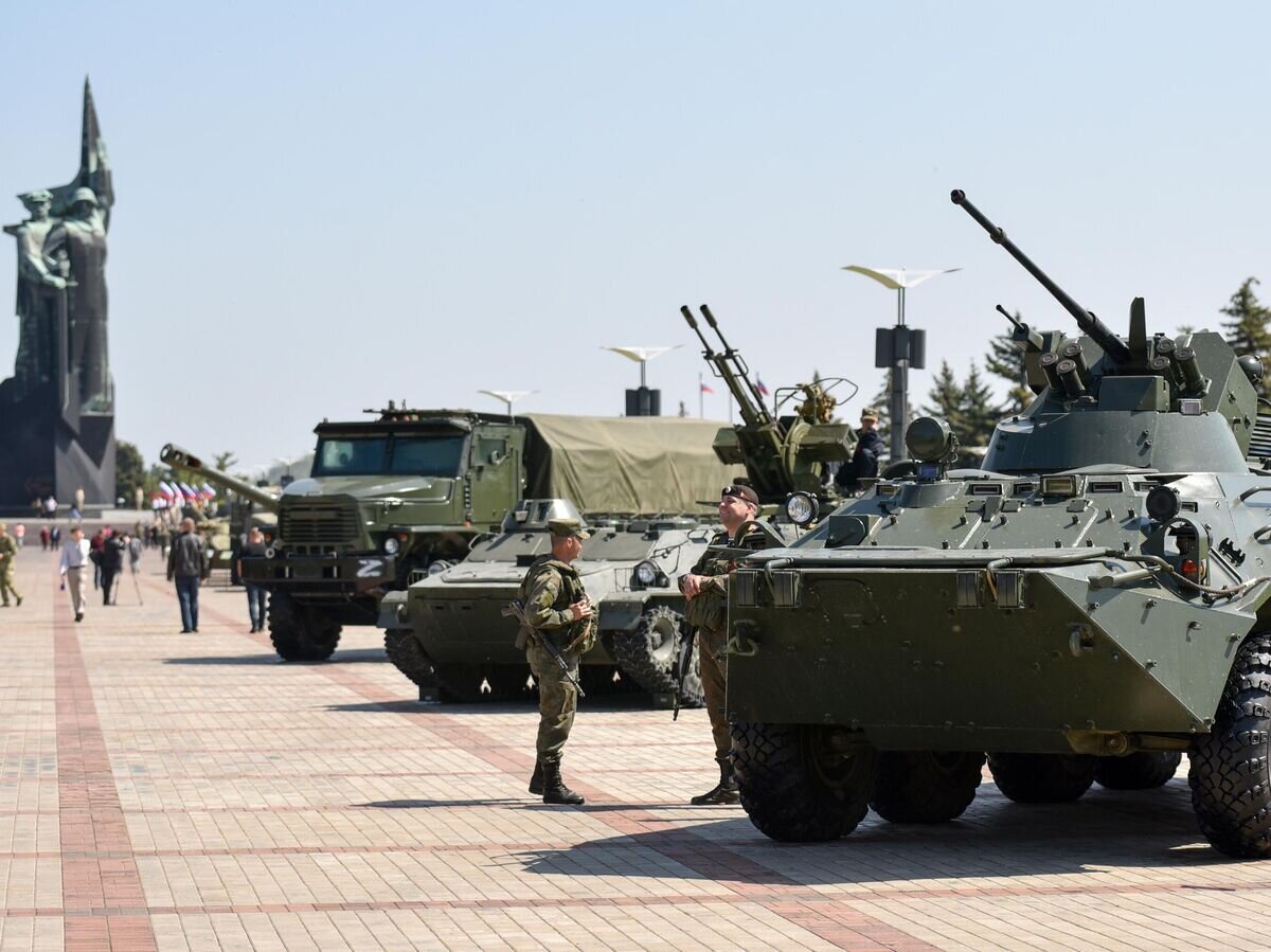 Бронетранспортер БТР-82 на выставке военной техники в парке Ленинского Комсомола в Донецке© РИА Новости / Сергей Батурин