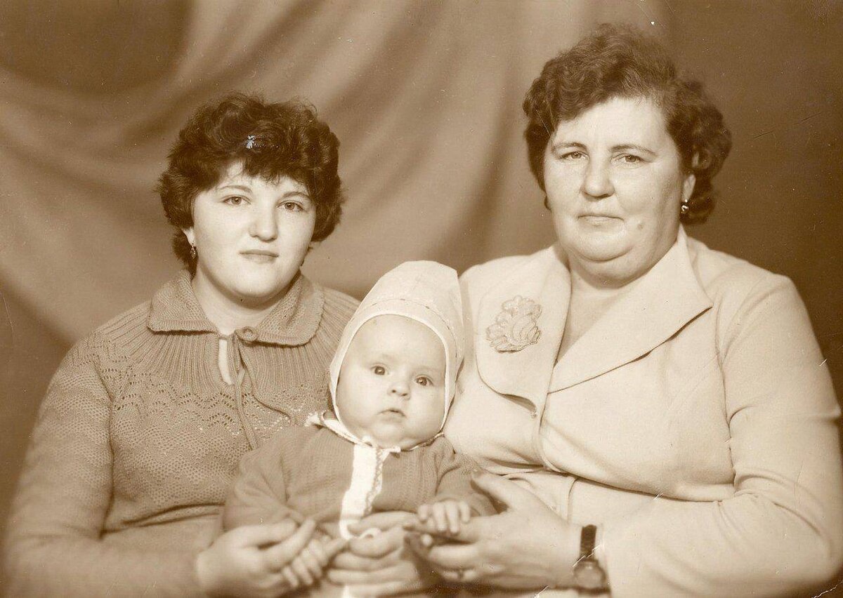 Маленький Прохор с мамой и бабушкой. Фото: личный архив
