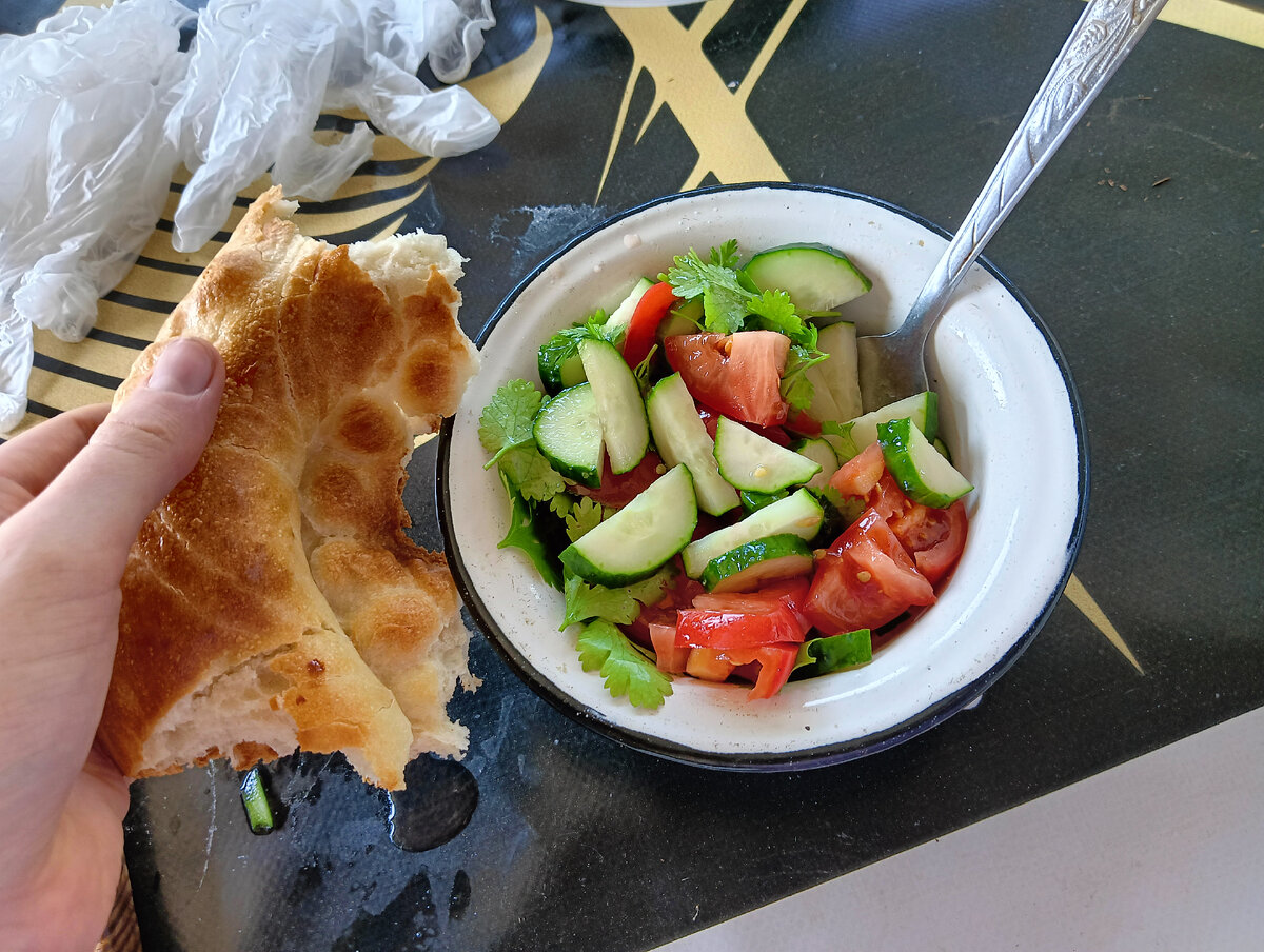 Салат из помидорки и огурца с зеленью и кусочек лепешки