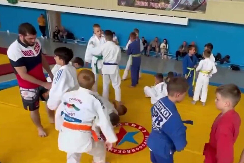    На спортивный праздник съехались боксеры, ушуисты, кикбоксеры, дзюдоисты, рукопашники и самбисты. Фото: Скриншот видео ТГ/Юрий Мартынов