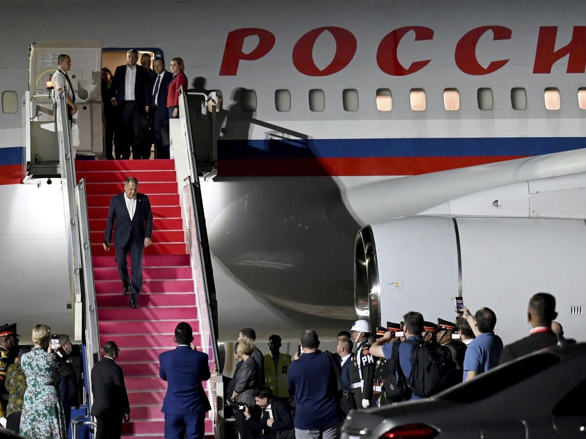   Министр иностранных дел России Сергей Лавров после прибытия для участия в саммите G20 в международном аэропорту Нгурах-Рай на Бали© AP Photo / Sonny Tumbelaka/Pool