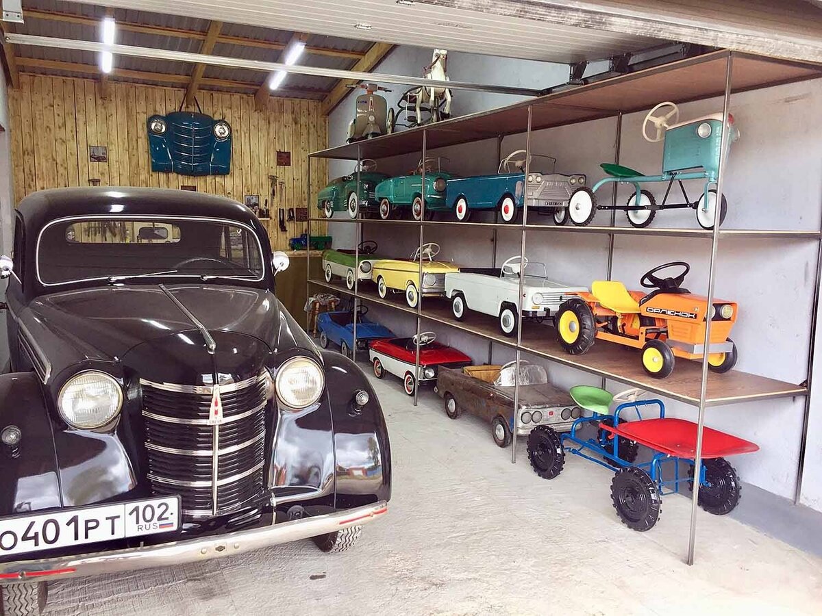 Один большой ретроавтомобиль и 14 маленьких. Фото из архива Рината Тухватуллина