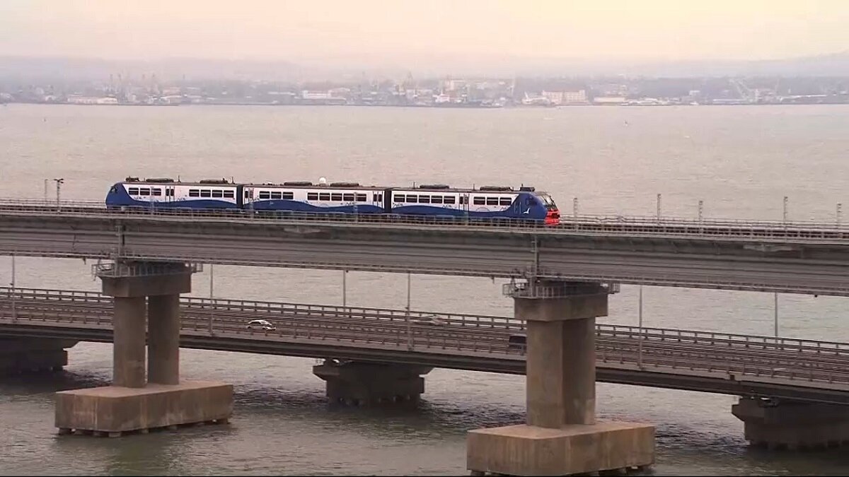    Поезд на Крымском мосту